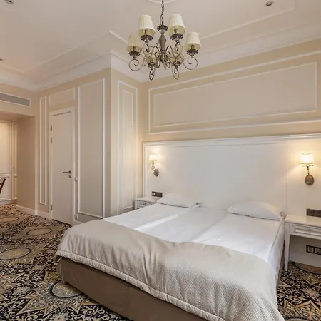 מלון Gertrude Self Check-in 4*