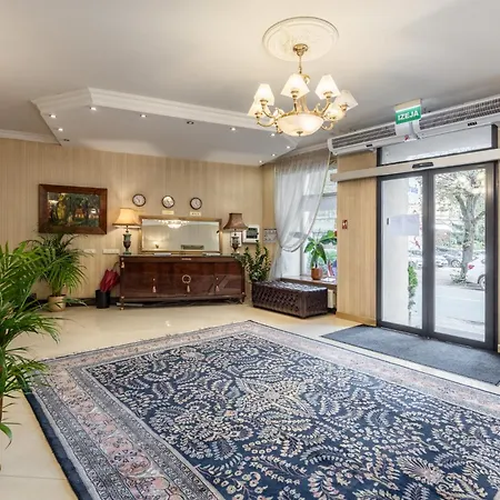 מלון Gertrude Self Check-in 4*